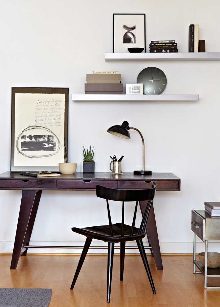 Aménagement d'un bureau contemporain de taille moyenne avec un mur blanc, un bureau indépendant et un sol en bois brun.