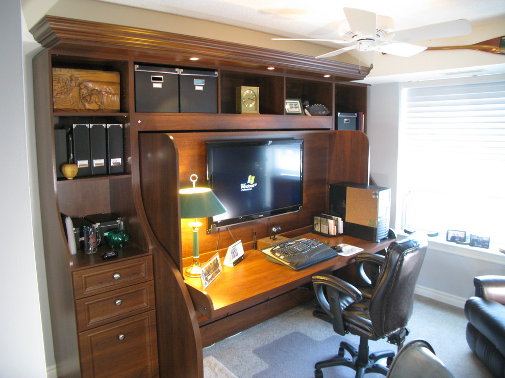 Example of a home office design in Ottawa