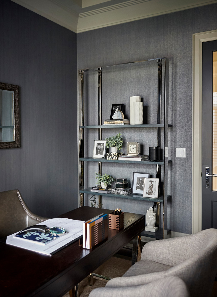На фото: кабинет среднего размера в стиле неоклассика (современная классика) с серыми стенами, темным паркетным полом, отдельно стоящим рабочим столом, коричневым полом, кессонным потолком и обоями на стенах