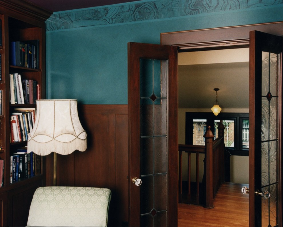 Foto di un ufficio tradizionale di medie dimensioni con pareti blu, pavimento in legno massello medio, nessun camino e scrivania autoportante