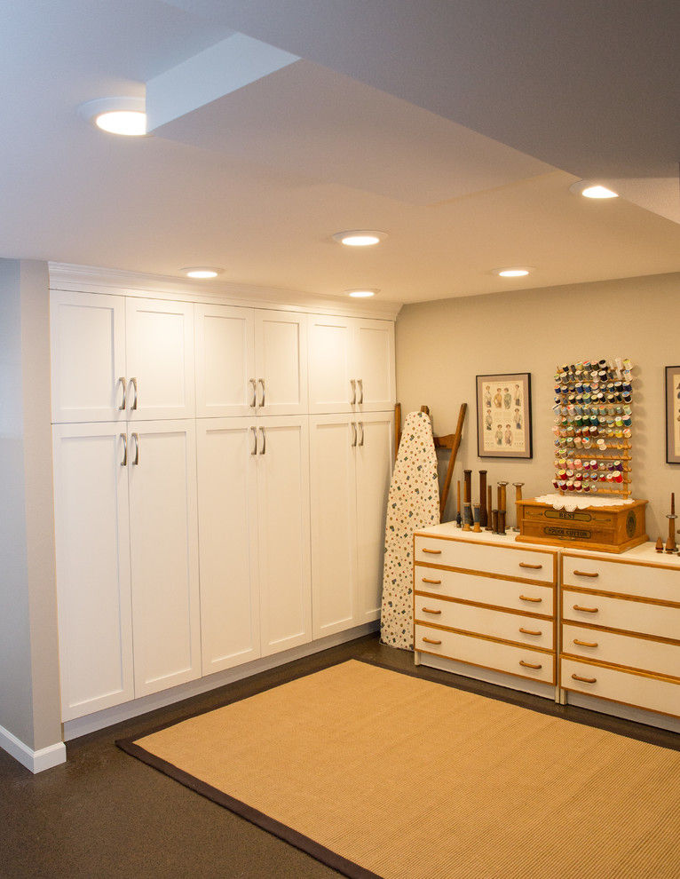 На фото: большой кабинет в классическом стиле с серыми стенами, бетонным полом и коричневым полом без камина