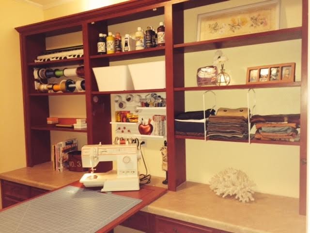 Aménagement d'un bureau atelier craftsman de taille moyenne avec un mur beige, aucune cheminée et un bureau intégré.