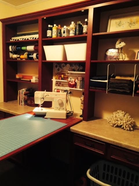 Foto de sala de manualidades de estilo americano de tamaño medio sin chimenea con paredes beige y escritorio empotrado