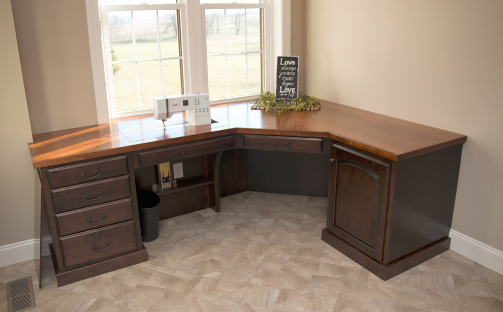 Foto de sala de manualidades clásica de tamaño medio sin chimenea con paredes beige, suelo laminado, escritorio empotrado y suelo beige