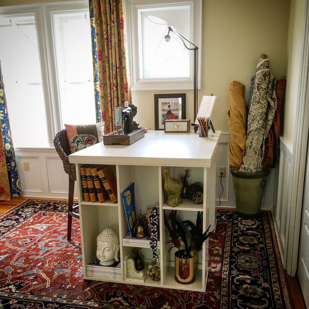 Foto på ett mellanstort eklektiskt hobbyrum, med vita väggar, mellanmörkt trägolv och ett fristående skrivbord