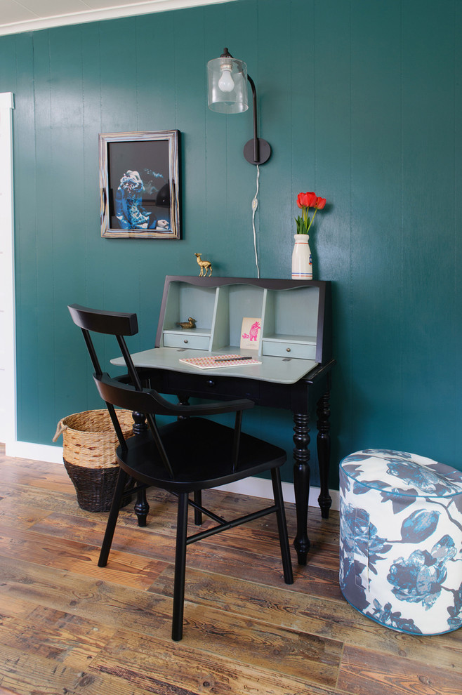 Idéer för att renovera ett eklektiskt arbetsrum, med blå väggar, mörkt trägolv och ett fristående skrivbord