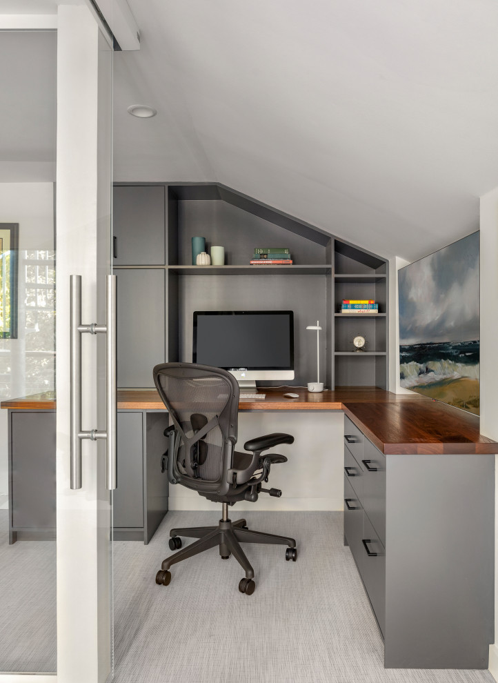 Стильный дизайн: кабинет в морском стиле с белыми стенами, ковровым покрытием, встроенным рабочим столом, серым полом и сводчатым потолком - последний тренд
