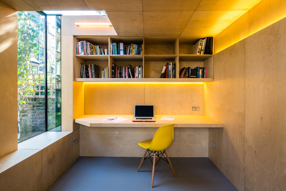Modernes Arbeitszimmer mit Arbeitsplatz und Einbau-Schreibtisch in London