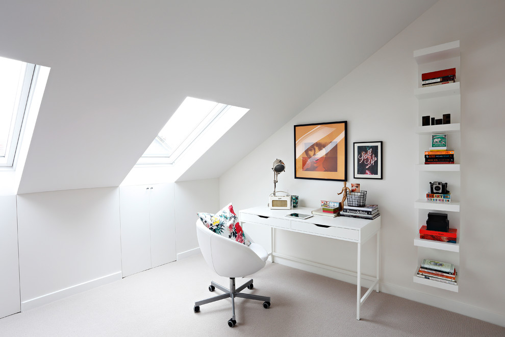 Diseño de despacho escandinavo con paredes blancas, moqueta, escritorio independiente y suelo beige