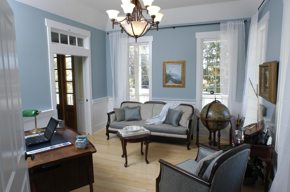 ローリーにあるトロピカルスタイルのおしゃれなホームオフィス・書斎 (青い壁、淡色無垢フローリング、自立型机) の写真