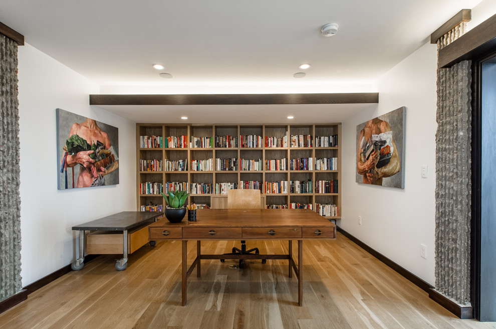 デンバーにある中くらいなコンテンポラリースタイルのおしゃれな書斎 (白い壁、淡色無垢フローリング、自立型机、茶色い床) の写真