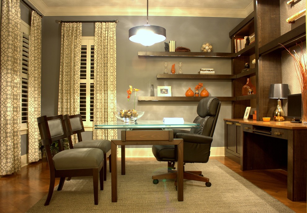Idéer för ett modernt arbetsrum, med grå väggar, mellanmörkt trägolv och ett fristående skrivbord