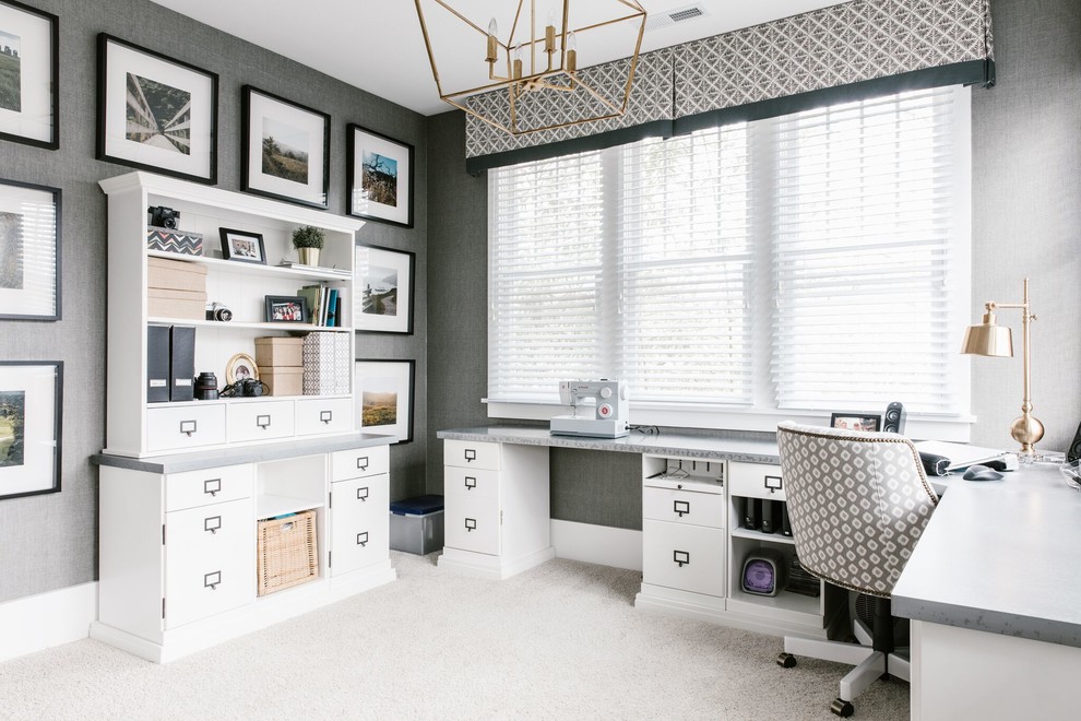 Inspiration för ett stort vintage hobbyrum, med grå väggar, heltäckningsmatta, ett inbyggt skrivbord och beiget golv