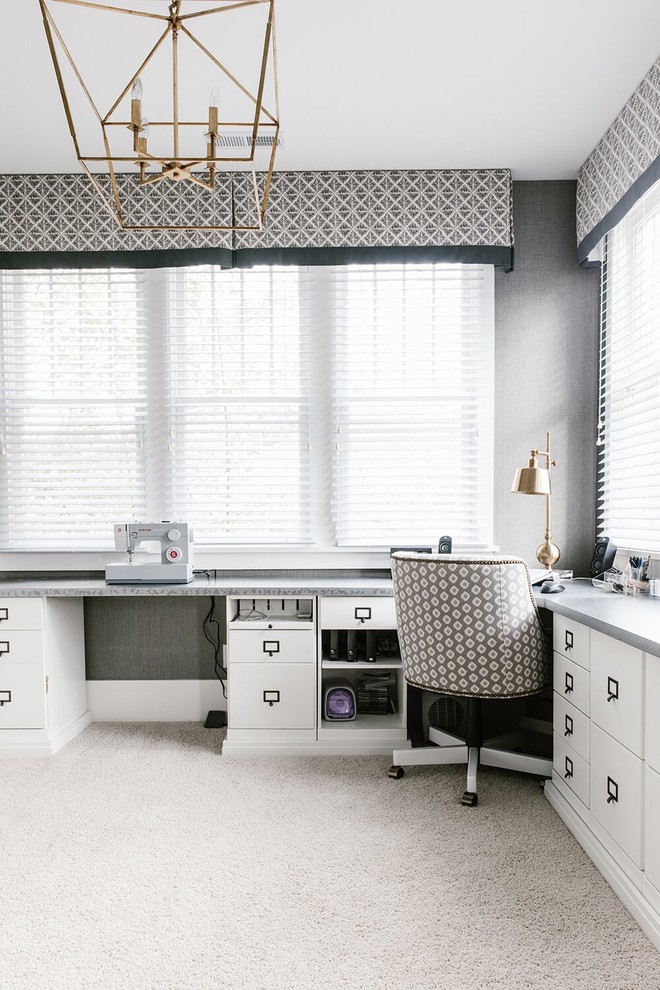 Aménagement d'un grand bureau atelier classique avec un mur gris, moquette, un bureau intégré et un sol beige.