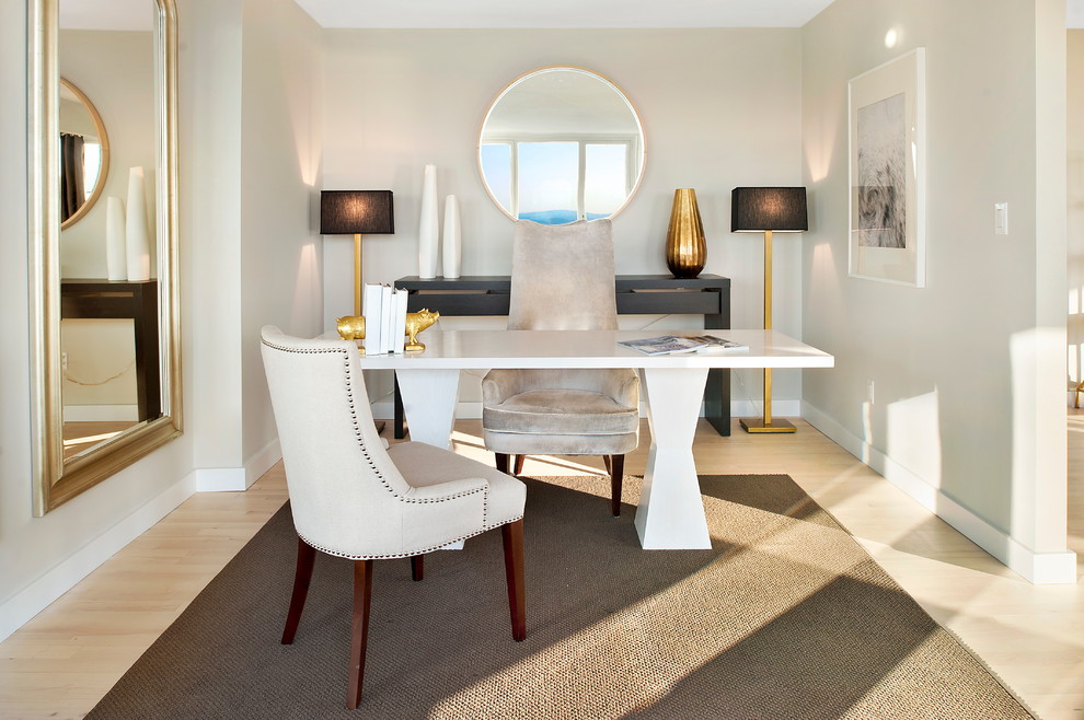 Источник вдохновения для домашнего уюта: кабинет в современном стиле с белыми стенами, светлым паркетным полом и отдельно стоящим рабочим столом