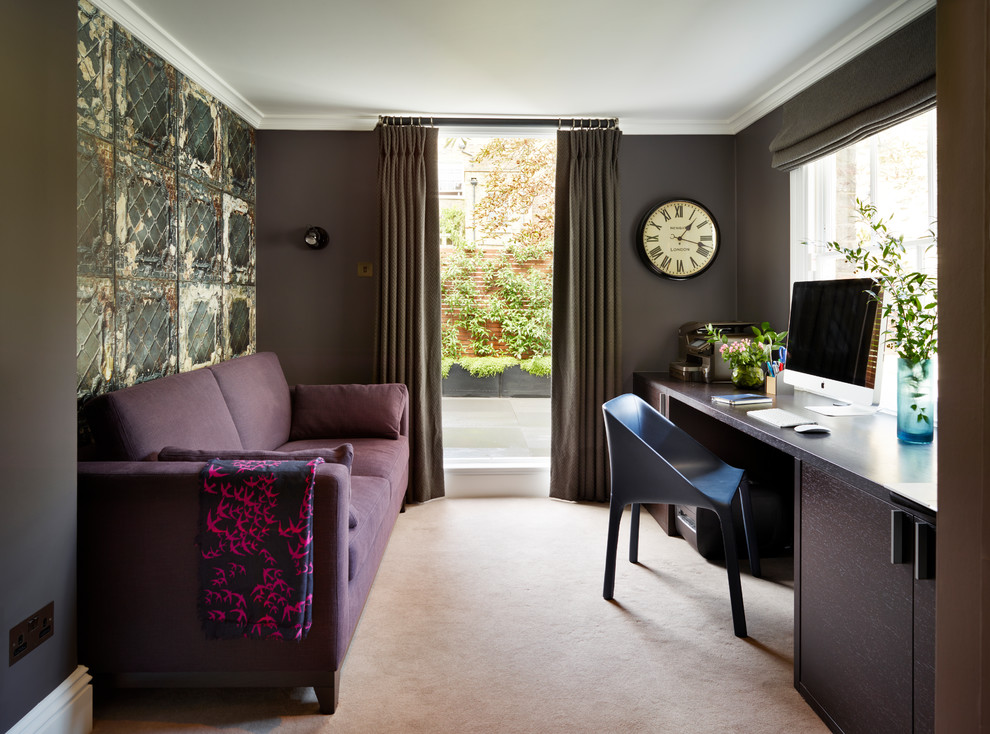 Klassisches Arbeitszimmer mit grauer Wandfarbe, Teppichboden, Einbau-Schreibtisch und beigem Boden in London