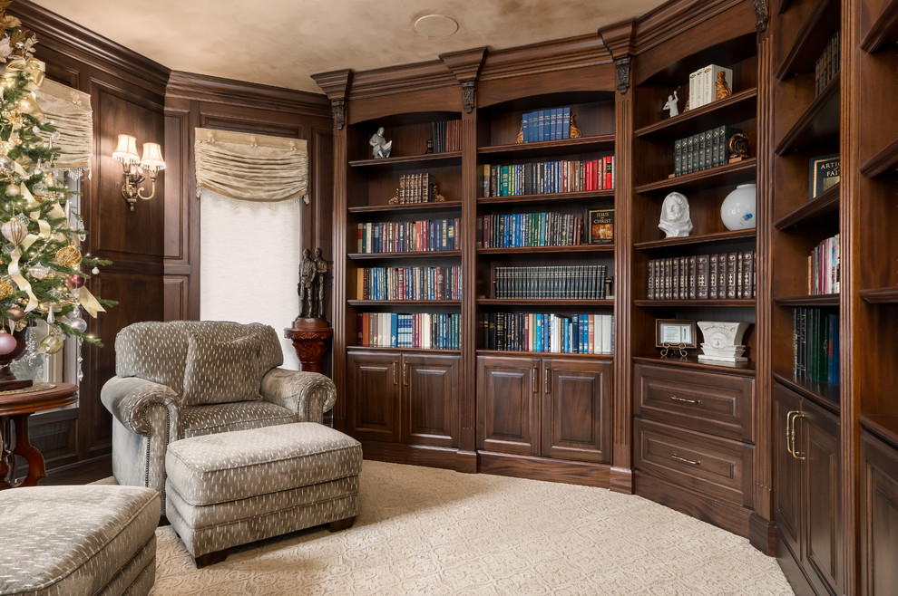Idéer för ett mellanstort klassiskt arbetsrum, med ett bibliotek, bruna väggar, heltäckningsmatta och beiget golv