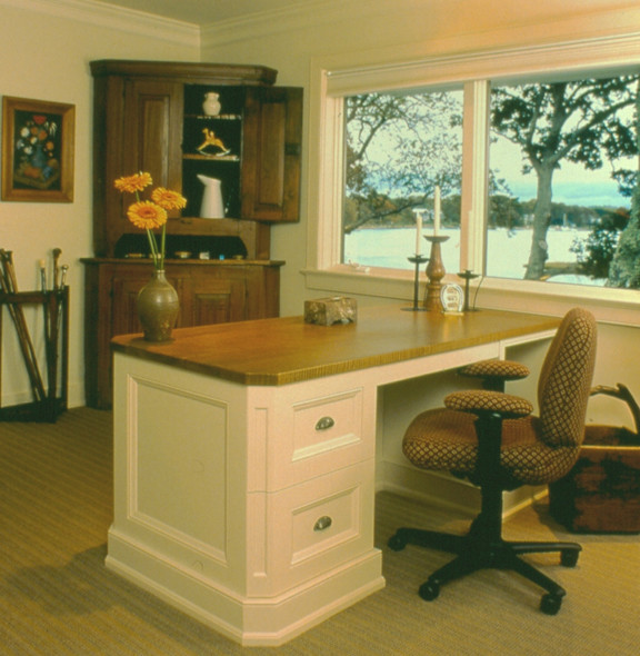 Foto di un ufficio stile shabby di medie dimensioni con pareti beige, moquette e scrivania incassata