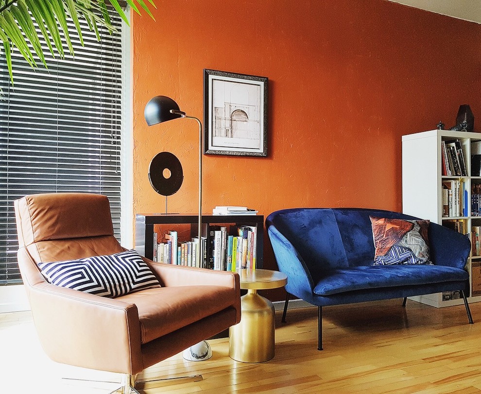 Источник вдохновения для домашнего уюта: домашняя мастерская среднего размера в стиле ретро с оранжевыми стенами, светлым паркетным полом, отдельно стоящим рабочим столом и бежевым полом без камина