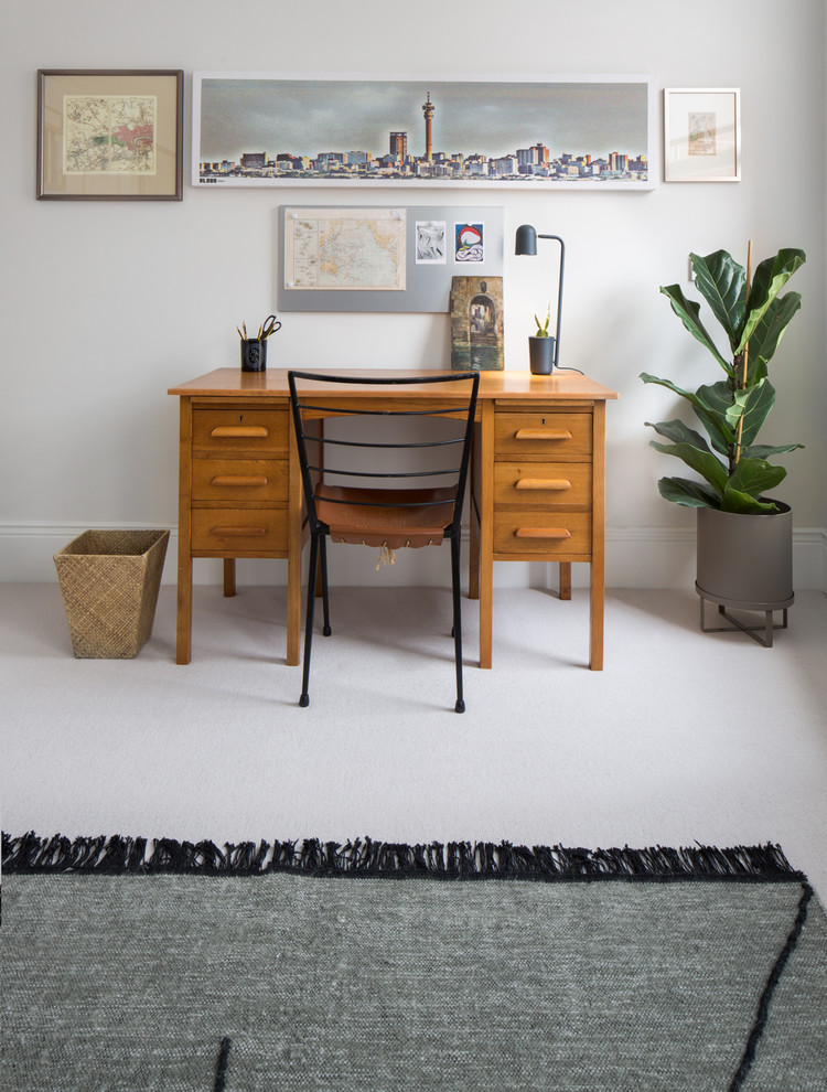 Idee per un ufficio design di medie dimensioni con pareti grigie, moquette, scrivania autoportante e pavimento beige