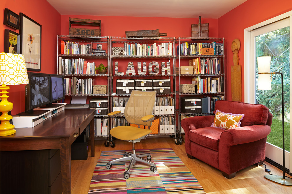 Aménagement d'un bureau éclectique de taille moyenne avec un sol en bois brun, un bureau indépendant et un mur rouge.