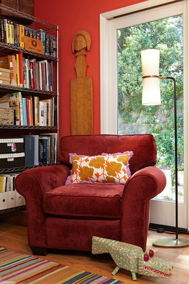 Exemple d'un bureau éclectique de taille moyenne avec un sol en bois brun, un bureau indépendant et un mur rouge.