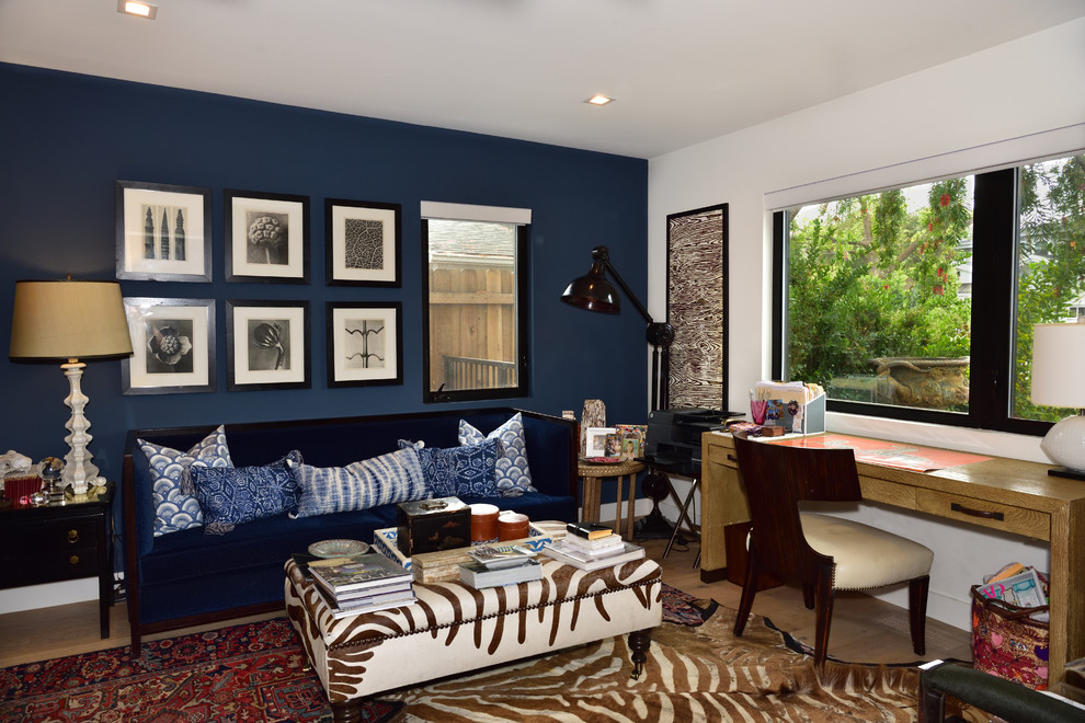 Idée de décoration pour un bureau bohème de taille moyenne avec un mur bleu, parquet clair, aucune cheminée, un bureau indépendant et un sol marron.