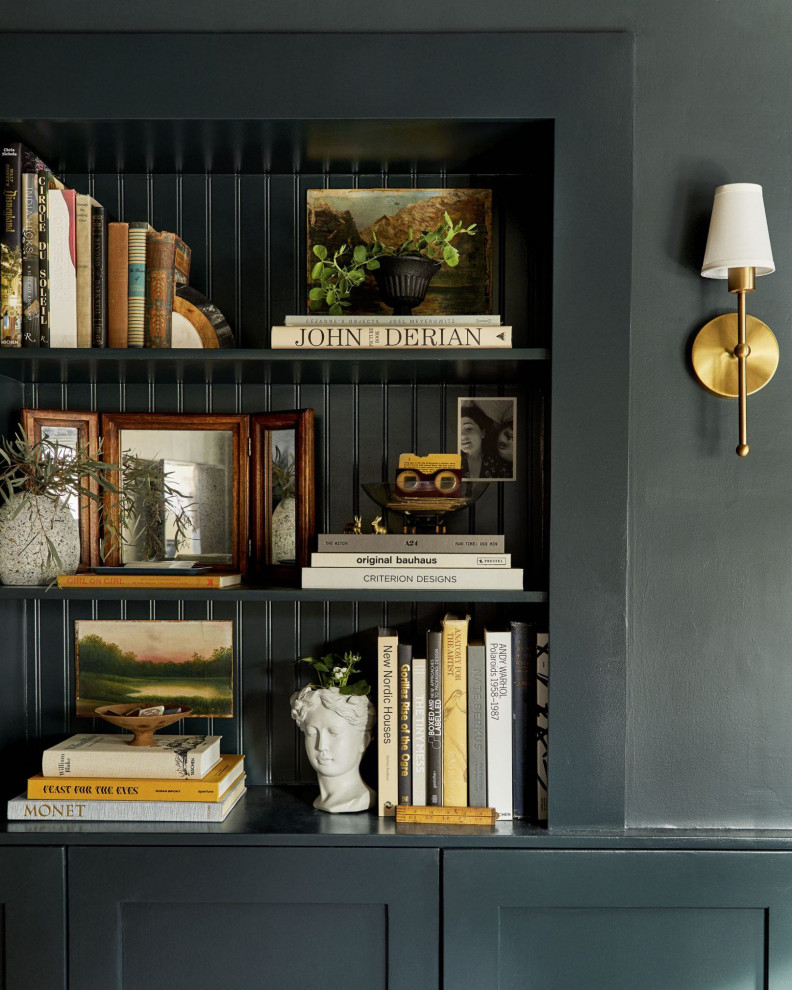 Inspiration för ett mellanstort vintage separat vardagsrum, med ett bibliotek, svarta väggar, mellanmörkt trägolv, en väggmonterad TV och brunt golv