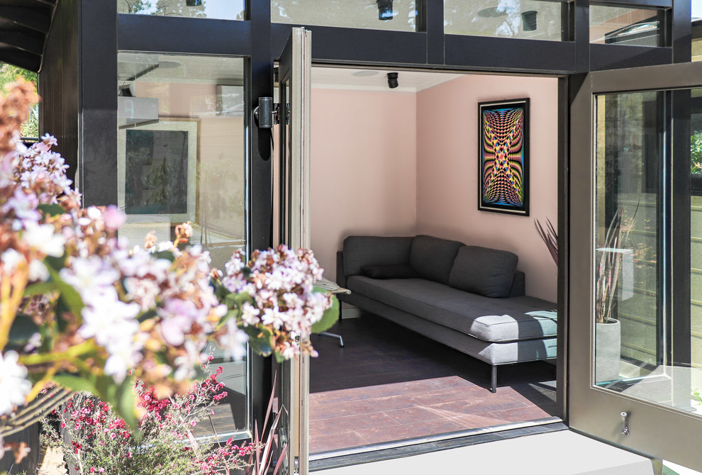 Свежая идея для дизайна: маленькая домашняя мастерская в стиле модернизм с розовыми стенами, полом из винила, встроенным рабочим столом и коричневым полом для на участке и в саду - отличное фото интерьера