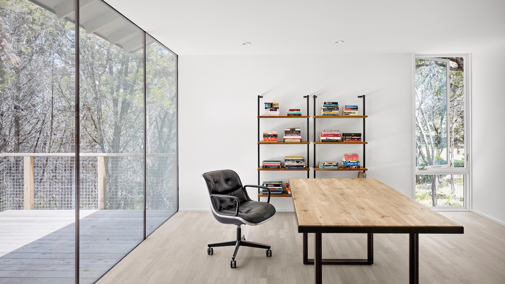 Inspiration för ett funkis arbetsrum, med vita väggar, ljust trägolv, ett fristående skrivbord och beiget golv