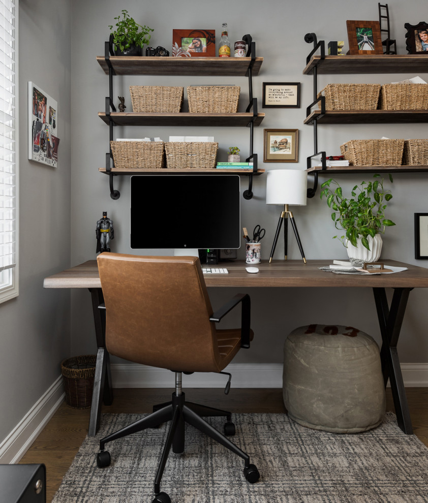 Modelo de despacho urbano de tamaño medio con paredes grises, suelo de madera en tonos medios, escritorio independiente y suelo gris