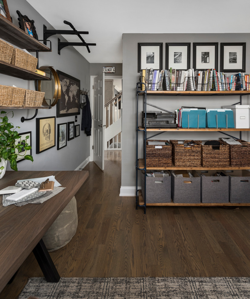 Idée de décoration pour un bureau urbain de taille moyenne et de type studio avec un mur gris, un sol en bois brun, un bureau indépendant et un sol gris.