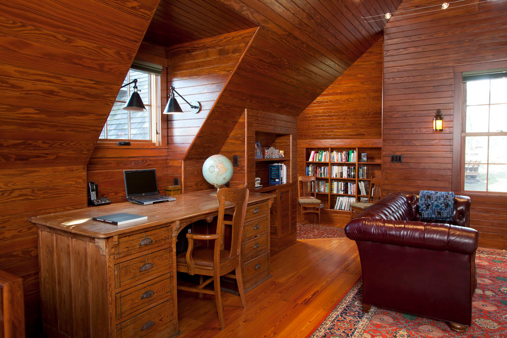 ボストンにあるヴィクトリアン調のおしゃれなホームオフィス・書斎 (無垢フローリング、自立型机) の写真