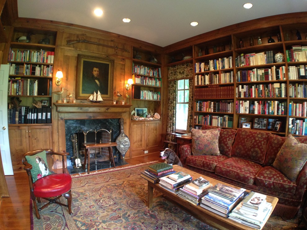 Cette image montre un grand bureau traditionnel avec une bibliothèque ou un coin lecture, un mur marron, parquet foncé, une cheminée standard, un manteau de cheminée en carrelage et un sol marron.