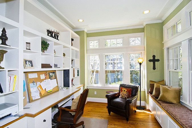 Idee per un ufficio stile americano di medie dimensioni con pareti verdi, pavimento in legno massello medio e scrivania incassata