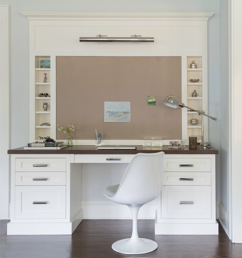 Diseño de despacho clásico renovado pequeño sin chimenea con suelo de madera oscura, suelo marrón, paredes azules y escritorio empotrado