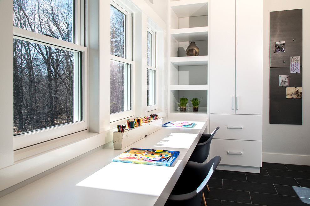 Diseño de despacho clásico renovado de tamaño medio sin chimenea con paredes blancas, suelo de baldosas de porcelana, escritorio empotrado y suelo negro