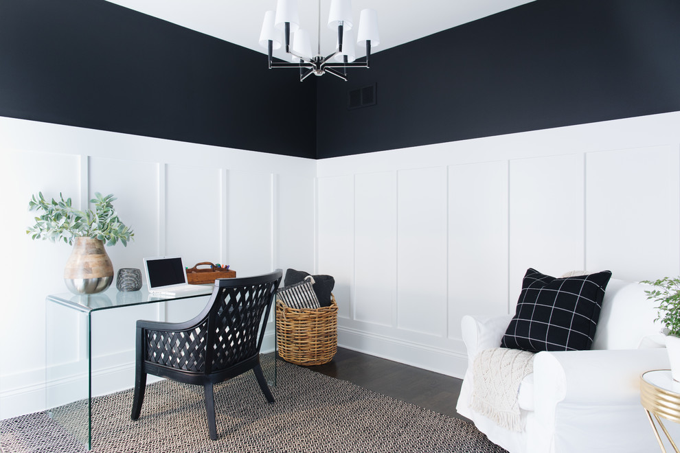 Diseño de despacho de estilo de casa de campo con paredes negras, suelo de madera oscura, escritorio independiente y suelo marrón