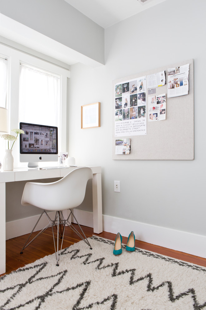 Foto de despacho clásico renovado con paredes grises, suelo de madera en tonos medios y escritorio independiente