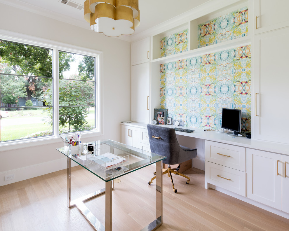 Immagine di un ufficio classico con pareti multicolore, parquet chiaro, nessun camino, scrivania autoportante e pavimento beige