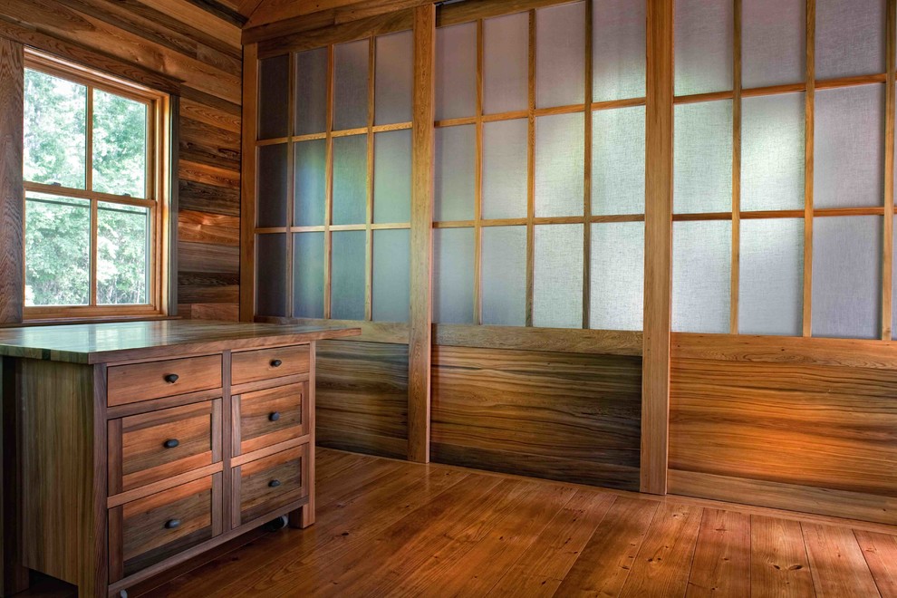 Idée de décoration pour un bureau tradition de type studio avec un sol en bois brun.