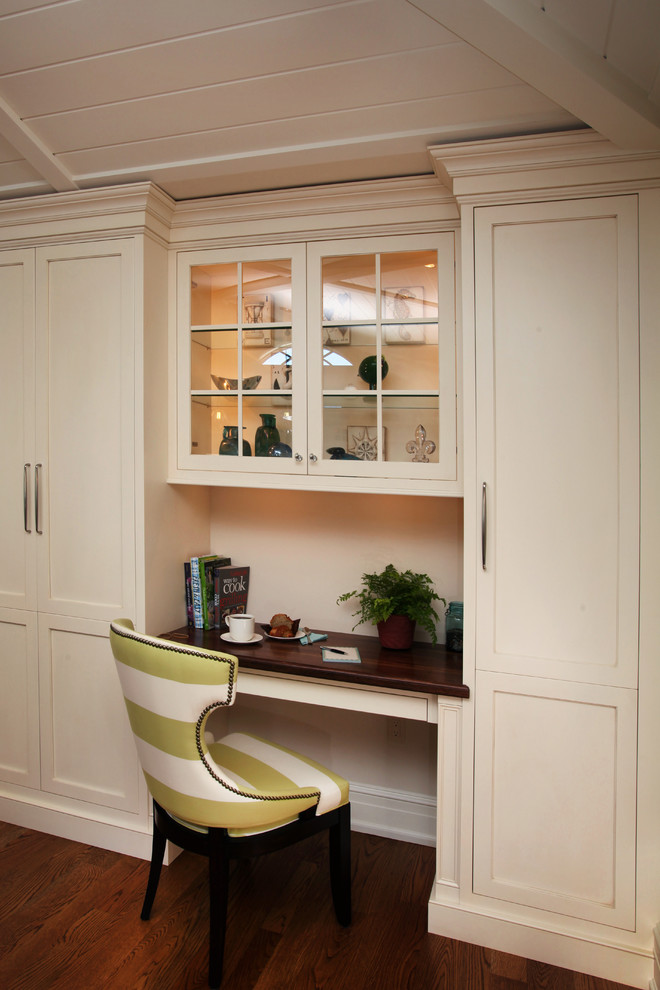 Kleines Klassisches Arbeitszimmer mit beiger Wandfarbe, hellem Holzboden und Einbau-Schreibtisch in Philadelphia