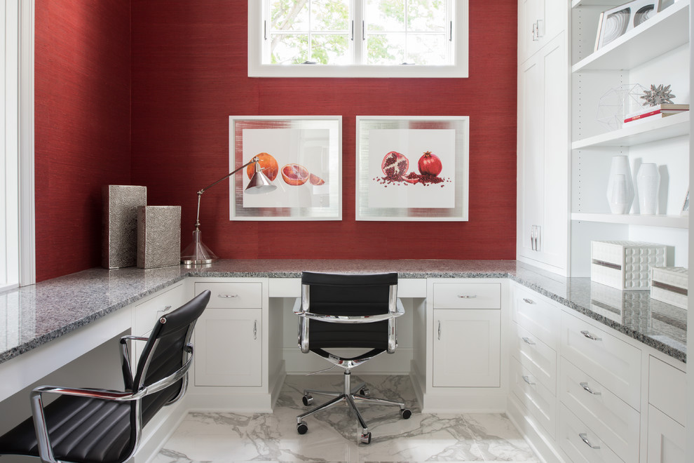 На фото: рабочее место среднего размера в стиле неоклассика (современная классика) с красными стенами, мраморным полом, встроенным рабочим столом и серым полом