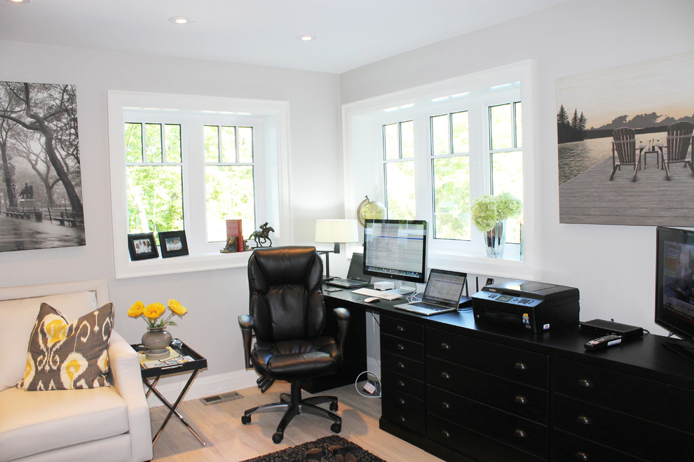На фото: кабинет в морском стиле с серыми стенами, светлым паркетным полом и отдельно стоящим рабочим столом с