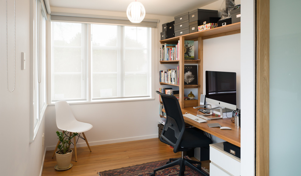 This is an example of a contemporary home office in Auckland.