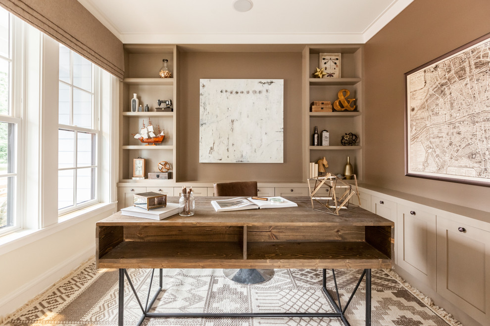 Foto di uno studio chic con pareti beige e scrivania autoportante