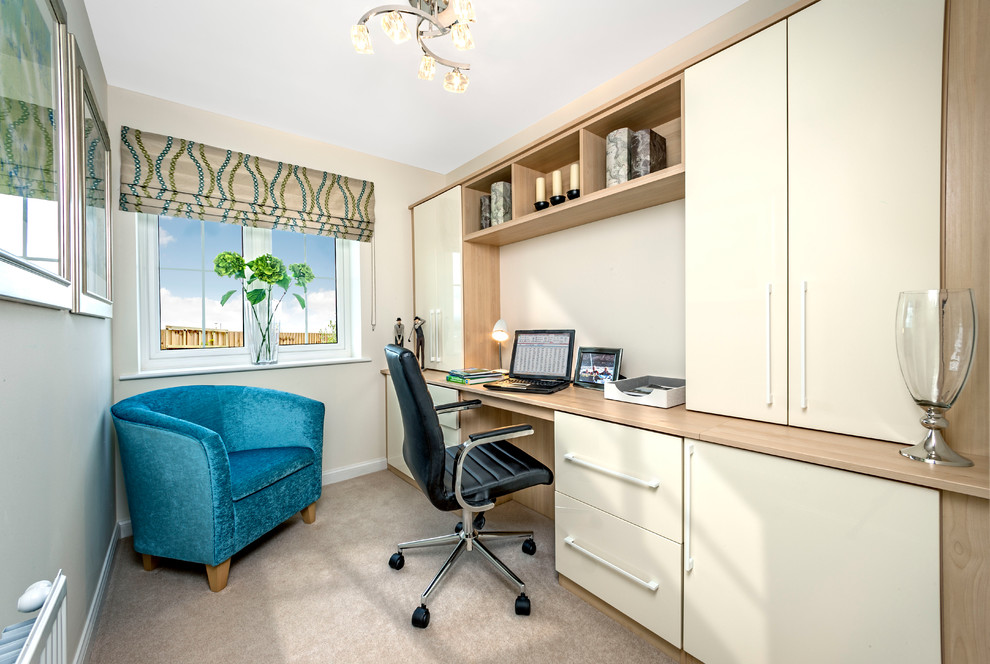 Klassisches Arbeitszimmer mit Arbeitsplatz, beiger Wandfarbe, Teppichboden und Einbau-Schreibtisch in Sussex
