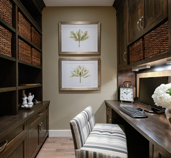 Ejemplo de despacho clásico grande con escritorio empotrado, paredes beige y suelo de madera en tonos medios