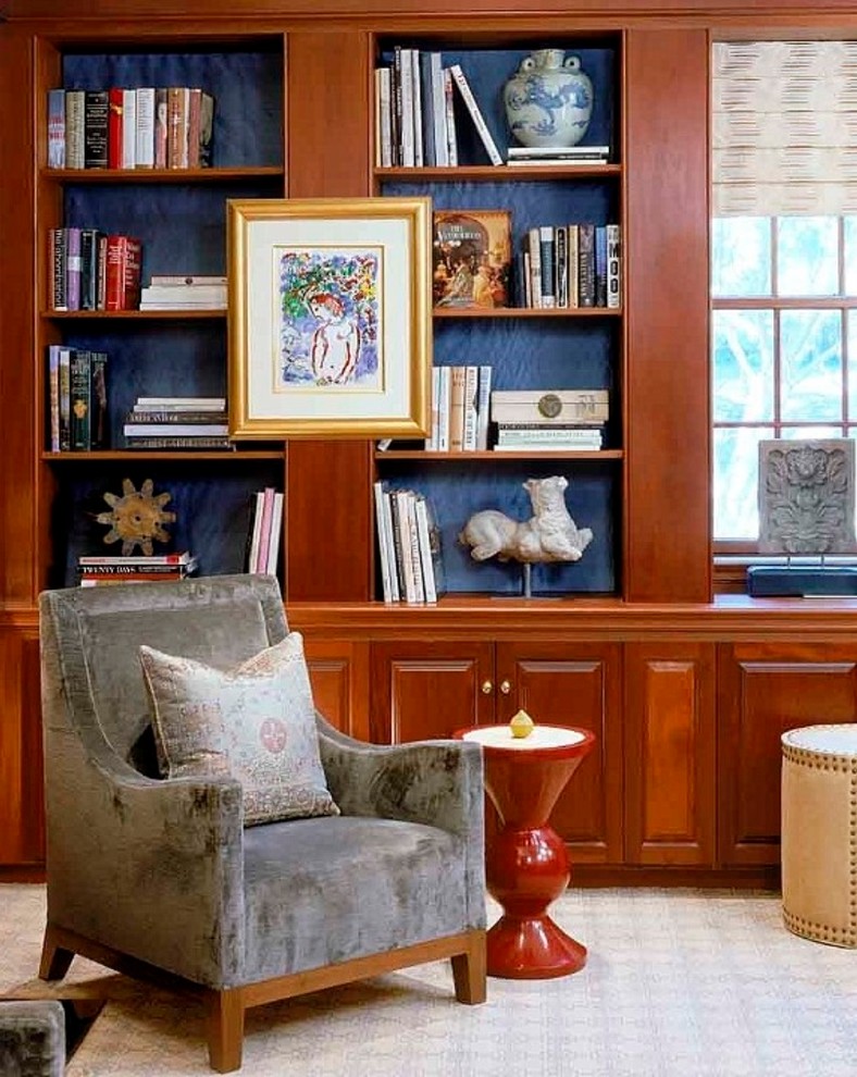 Стильный дизайн: большой домашняя библиотека в классическом стиле с коричневыми стенами, ковровым покрытием, отдельно стоящим рабочим столом и бежевым полом без камина - последний тренд