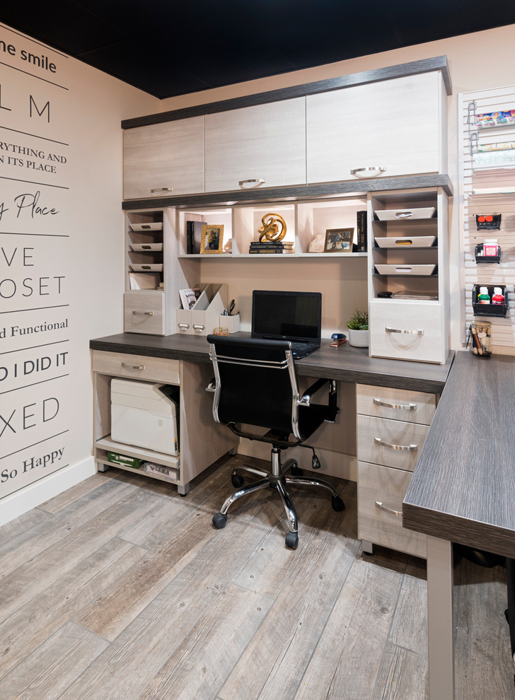 Imagen de despacho clásico renovado de tamaño medio sin chimenea con paredes beige, suelo de baldosas de porcelana, escritorio empotrado y suelo marrón
